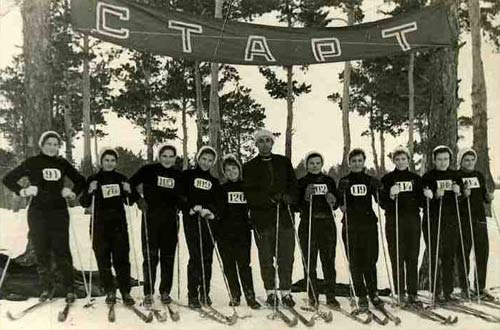 В.И.Гущин с лыжниками Семипалатинского медицинского училища. 1960 год