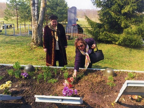 Поклониться могиле отца…